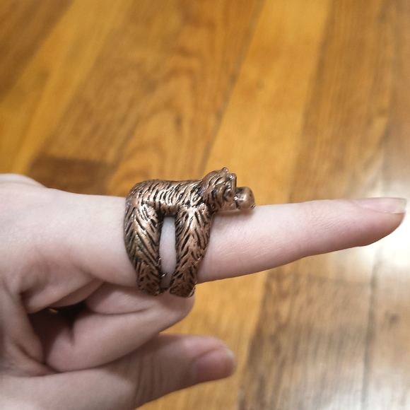 🐵 Monkey Hug Ring - Picture 2 of 4